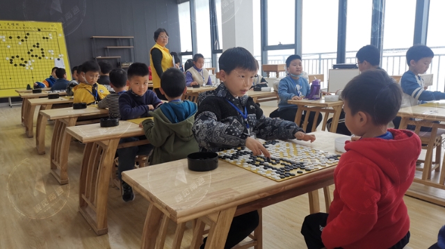 300多名伢子弈棋成長，崇川區舉辦圍棋級位賽